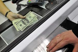 В Азербайджане запретили продавать валюту в обменниках