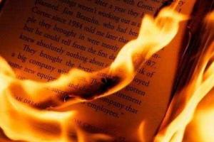 В России начали массово изымать книги, изданные фондом Сороса