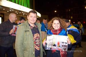 В Лондоне прошла акция против приезда Валерии и ее мужа 