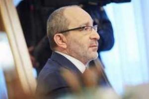 Полтавский суд, где сидит Кернес, обвешали оскорбительными плакатами