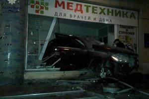 В Одессе уходящий от полицейской погони внедорожник влетел в магазин «Медтехники»