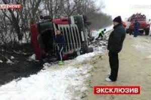 Под Анапой из опрокинувшейся цистерны вытекло 10 тонн мазута