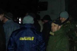 Во Львовской области активисты остановили 13 российских грузовиков