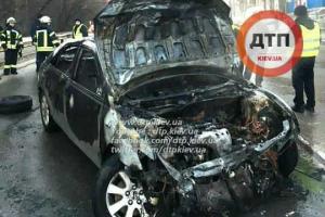 Сегодня в Киеве произошло ДТП с пожаром, автомобиль врезался в забор и загорелся