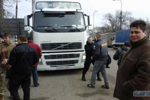 На въезде в Одессу активисты начали блокировать российские фуры