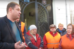 В Феодосии дворники пришли в исполком с требованием выплатить им зарплату