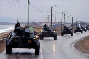 БТРы в Крыму: в Сеть попало видео, на котором зафиксирована огромная колонна российских бронетранспортеров
