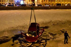 В Санкт-Петербурге автомобиль с двумя людьми вылетел на лед Фонтанки и затонул