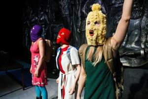 Шведские актеры поиздевались над Путиным в спектакле о панк-молебне Pussy Riot