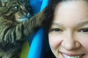 Певица Руслана опубликовала жизнерадостное селфи с котом-патриотом