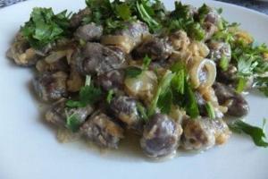 Куриные сердечки в сметанно-сырном соусе