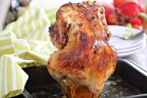 Курица запеченная на банке с пивом