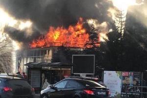 Мощный пожар в российской Самаре: возле ТЦ полностью выгорело здание