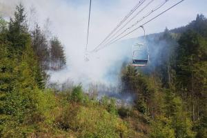 Карпаты в огне: туристов снимали с подъемника из-за пожара