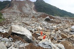 В Китае при сходе оползня погибли три человека, еще девять остаются под завалами