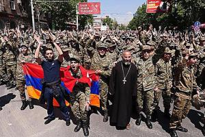 Митинги в Армении: военные перешли на сторону протестующих, опубликовано видео