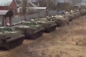 В сети появилось видео, как колона российской военной техники двигается к украинской границе