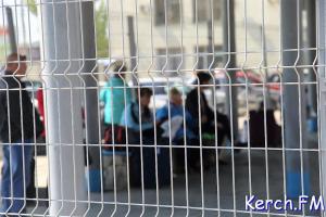 "Добро пожаловать в загон для скотины": автовокзал Керчи огородили забором