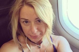 Поклонники в шоке: звезду 90-х Алену Апину не спас даже толстый слой макияжа
