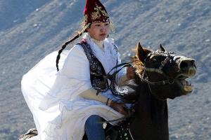 Кони вместо Lexus: видео свадебного кортежа покорило сеть