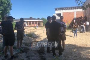 Около сотни активистов штурмуют дом совладельца телеканала "Интер", завязалась драка