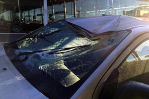 Прилетела из ниоткуда: бочка пива разбила машину австралийцу, опубликовано видео