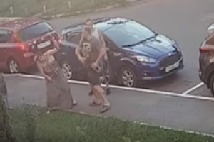В Киеве депутат избил женщину за замечание взять собаку на поводок: видео