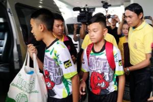 В Таиланде вызволенные из пещеры дети встретились со своими спасителями: видео