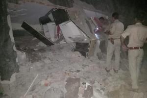 В Индии рухнул жилой дом: по завалами десятки людей