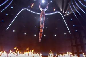 На популярном американском шоу партнер не удержал гимнастку: ошеломляющее видео