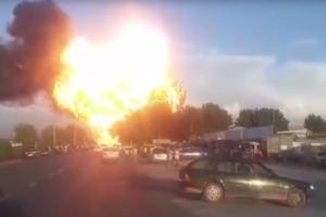 Мощный взрыв на АЗС на границе Киргизии засняли на видео