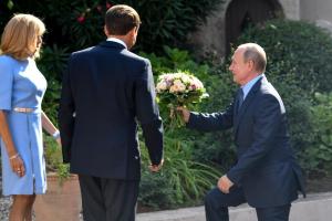 Путин сделал сомнительный комплимент первой леди Франции