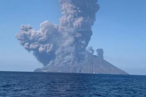 Туристы в панике: в Италии проснулся вулкан Стромболи