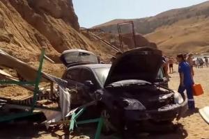В Крыму автомобиль упал с горы прямо на палатку массажиста: опубликовано видео