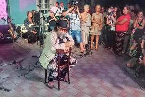 Гребенщиков устроил концерт под открытым небом в Одесском музее