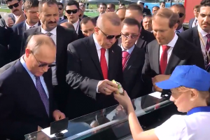 "Мне в стаканчике": Путин преподнес Эрдогану странный подарок