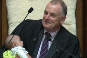 Спикер парламента Новой Зеландии на заседании кормил ребенка из бутылочки