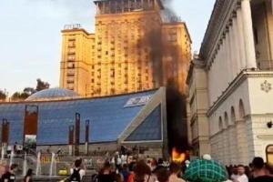 Столбом валит черный дым: пожар на Майдане Независимости напугал киевлян