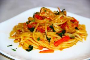 Спагетти с мясом и овощами - просто и вкусно
