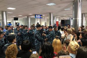 Воронченко вручил освобожденным морякам награды и очередные воинские звания