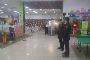 В Северодонецке полицейские и спасатели эвакуировали детей из развлекательного заведения