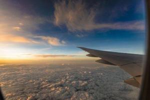 Решила "проветрить" самолет: в Китае пассажирка открыла аварийные двери