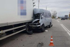 В Запорожье маршрутка въехала в грузовик - один человек погиб, 8 госпитализированы