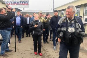 Депутаты Верховной Рады посетили КПВВ "Станица Луганская"