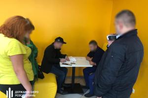 Били руками, ногами и прикладом автомата: ГБР сообщило о подозрении двум полицейским