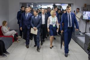 Зеленский стал первым клиентом социального офиса "Мультицентр" в Мариуполе
