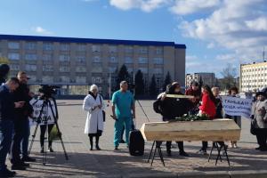"Похороны" под ЛОГА: В Северодонецке провели акцию "Смерть коррупции"