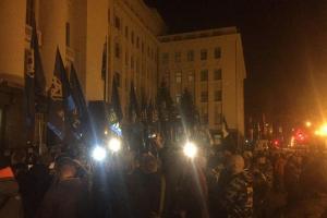 Нет капитуляции!: Под Офисом президента начался стихийный митинг