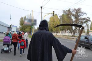 "Смерть или жизнь?": По улицам Северодонецка разгуливает смерть с косой