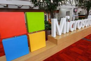 Компания Microsoft представила ноутбук и смартфон с двойным экраном: стоимость не разглашается